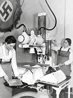Röntgenuntersuchung, 1933. Eine Röntgenuntersuchung in dem Münchener Krankenhaus links der Isar.  
